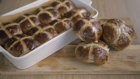 Baking Hot Cross Buns Vídeos de archivo 129855790