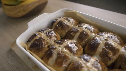 Baking Hot Cross Buns Видео 129855852