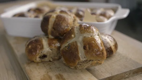 Baking Hot Cross Buns Vídeos de archivo 129856015