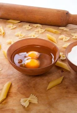Baking ingedients. pasta on table with eggs Foto stock