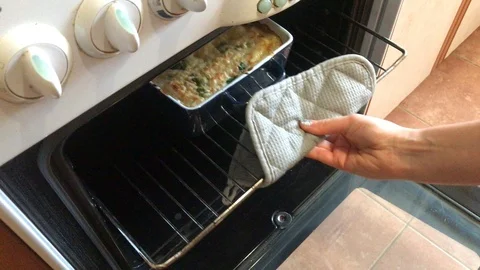 Baking out of the oven. Vídeos de archivo 101124829