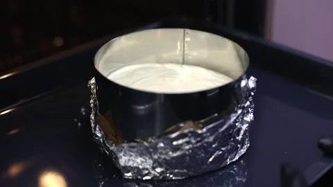 The baking pan is placed into the oven Vidéo 275146059