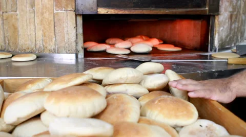 Baking pita in tabun Vídeos de archivo 33494656