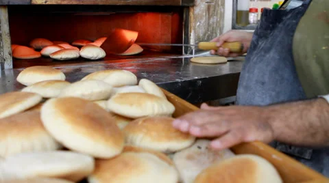 Baking pita in tabun Stockbeeldmateriaal 33528866