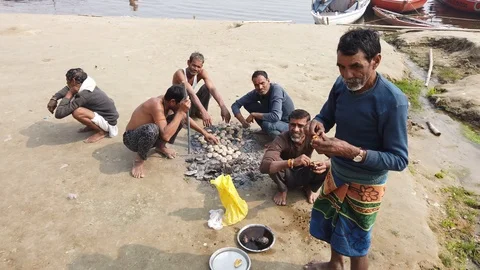 Baking potatoes on Varanasi Ghat Stock Footage 116551875