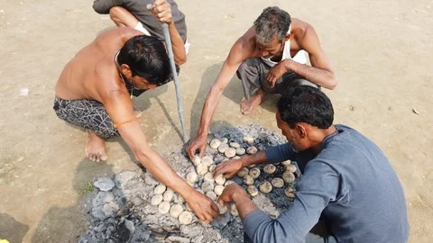 Baking potatoes on Varanasi Ghat Video stock 116551958