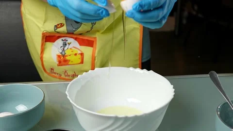 The baking process involves carefully cracking an egg Vidéo 295760381