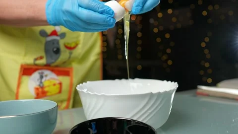 The baking process involves carefully cracking an egg Vidéo 295760440