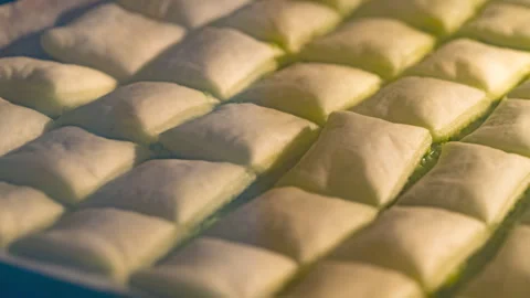 Baking puff pastry parcels filled with basil pesto and cheese - Timelapse 스톡 동영상 260230527