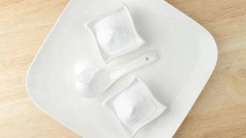 Baking soda powder rotating on a ceramic plate Vídeos de archivo 348309700