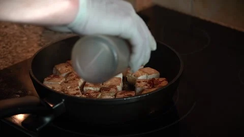 Baking tofu and adding soja Vídeos de archivo 143727067