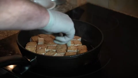 Baking tofu Vídeos de archivo 143727079