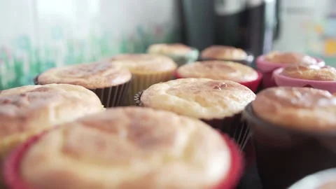 Baking tray with beautiful cupcakes in the kitchen Video stock 131955895