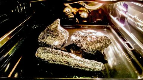 Baking vegetables in foil. 库存照片