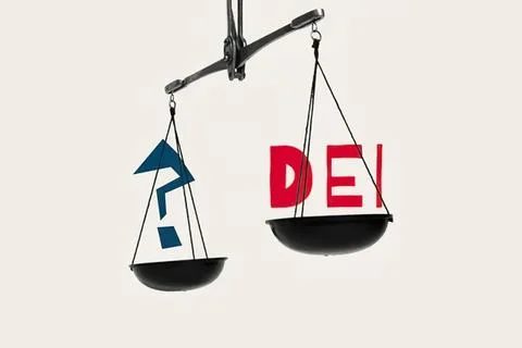 Balance scale with question mark and the word 'dei' in red Stock-Fotos