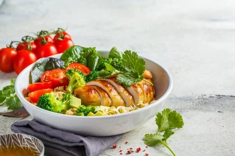 Balanced food concept. Chicken, broccoli and quinoa salad in white bowl Foto stock