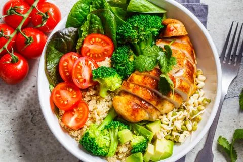 Balanced food concept. Chicken, broccoli and quinoa salad in white bowl Foto stock