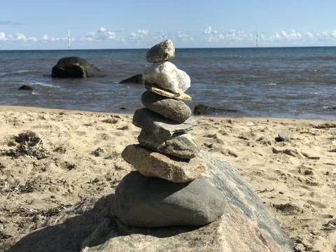 Balanced Rock Stack on Sandy Beach Shoreline Foto stock