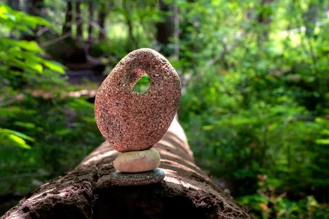 Balanced rock structure composed of multiple rocks in the shape of a circle Foto stock