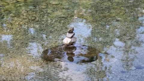 Balanced Rock Zen Stack in water of lake Vidéo 138377293