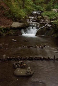 Balanced rocks in runing river in the forest Foto stock