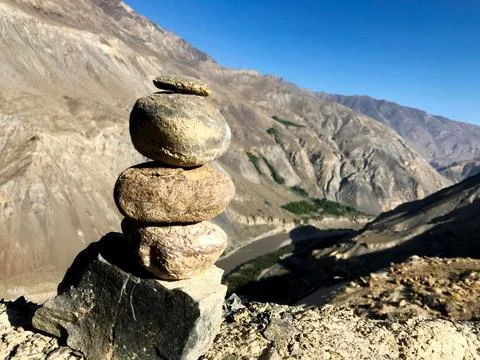 Balanced Stone Cairn Stack Against Mountain Landscape Fotos de archivo