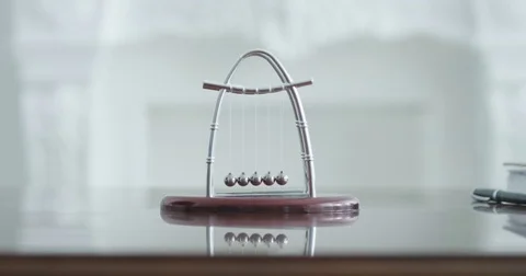 Balancing ball Newtons Cradle Pendulum Vídeo Stock 75837977