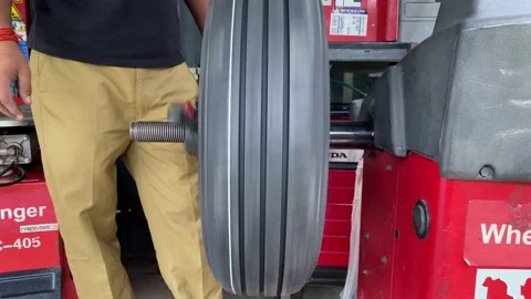 Balancing car wheel on automatic installation in garage. Vídeos de archivo 166457448