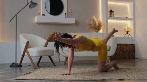 Balancing Table Pose in Hatha Yoga Vidéo 175817583