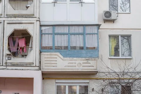 Balcony of an old Soviet multi-storey panel house.Zhytomyr, Ukraine - Februar Foto stock
