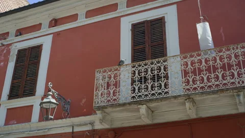Balcony pigeon building facade lamp handheld panning shot Vídeos de archivo 346086255