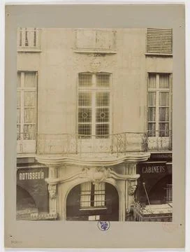 Balcony, window and pattern of the first floor of a building, 151 bis rue ... 스톡 사진