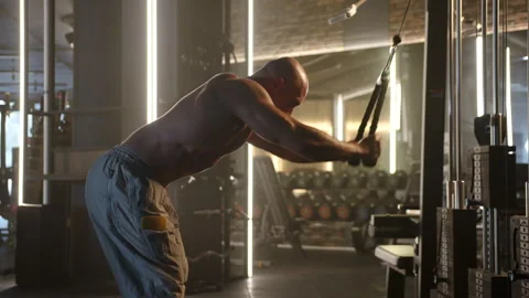Bald Athlete Performing Triceps Pushdowns at a Modern Fitness Center Video stock 264051465