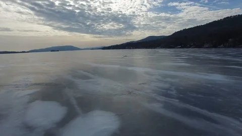 Bald Eagle over frozen Lake George 動画素材 85633650
