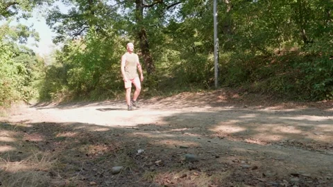 Bald guy on the edge of a cliff in the mountains Video stock 248873787