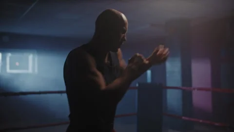 Bald man on a boxing training in a ring Vídeo Stock 258267959