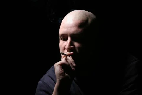 The bald man with a cigarette Foto stock