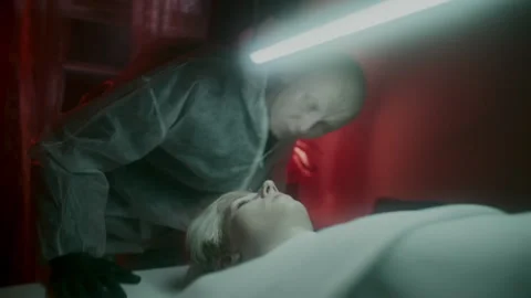 A bald man looking at the corpse on the table Vídeo Stock 259829178