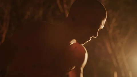 Bald young Man Digging a Grave with a Shovel in the forest Vídeo Stock 259098800