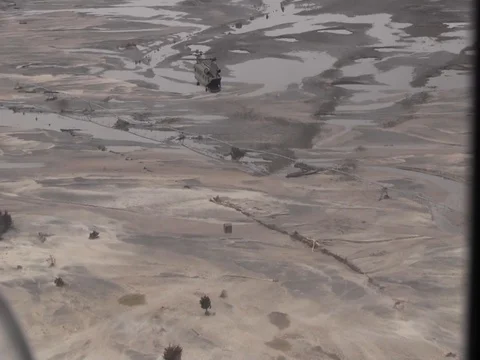 Bale of hay drops from CH-47 Chinook for cattle stranded by floods in Nebraska Vidéo 105290039