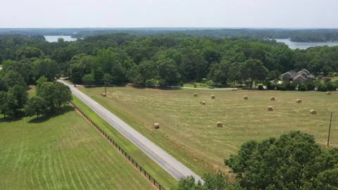 Bales of hay by the road. Vídeo Stock 243744855