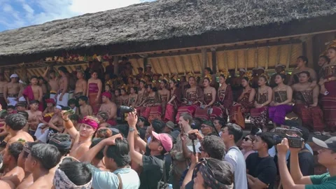 Bali, 2026, June 11: Crowd gathers at Perang Pandan Festival Video stock 337213034
