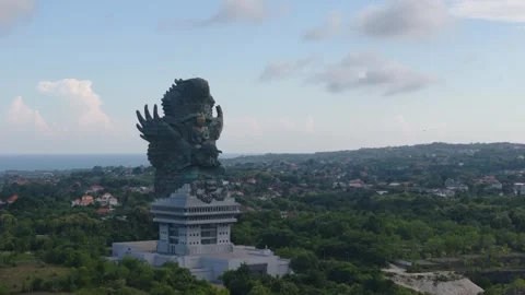 BALI GWK STATUE FACE LEVEL PAN RIGHT LEFT 3:3 Stockbeeldmateriaal 327342725