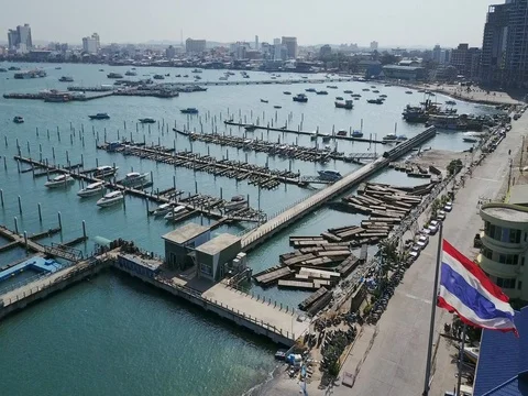 Bali Hai pier and the core of the Pattaya city, Chonburi, Thailand Vídeos de archivo 77326135