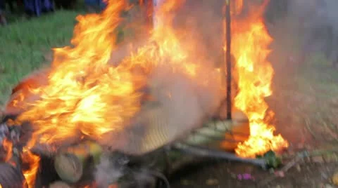 BALI - MAY 2012: burning dead body in balinese funeral 스톡 동영상 12177808