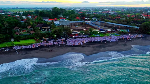 Bali Melasti Ceremony Seseh Beach Spiritual Procession Ocean Shore 4K Footag Vidéo 334321353