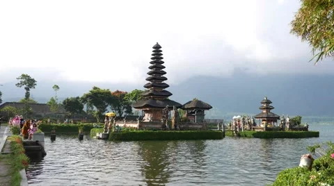 Bali temple on water 库存影片 65332284