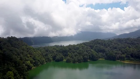 Bali twin lake aerial view fly by quadrocopter 库存影片 126973653