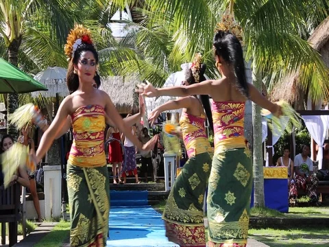 Balinese dancers Stock Footage 70517111