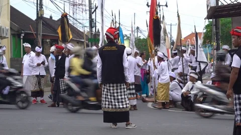 Balinese parade stops at a busy intersection Video stock 74295993
